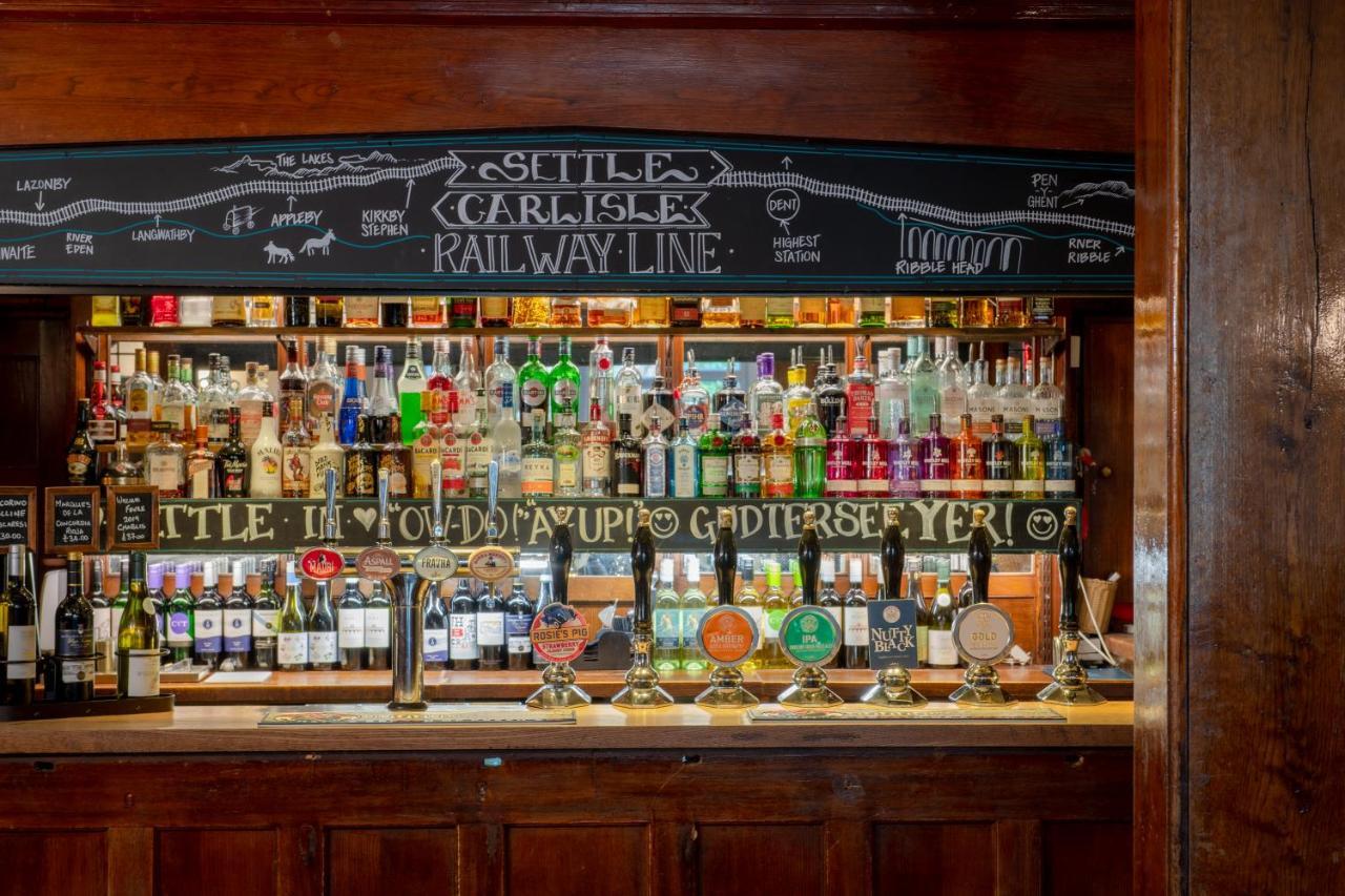 The Golden Lion At Settle Hotel Buitenkant foto