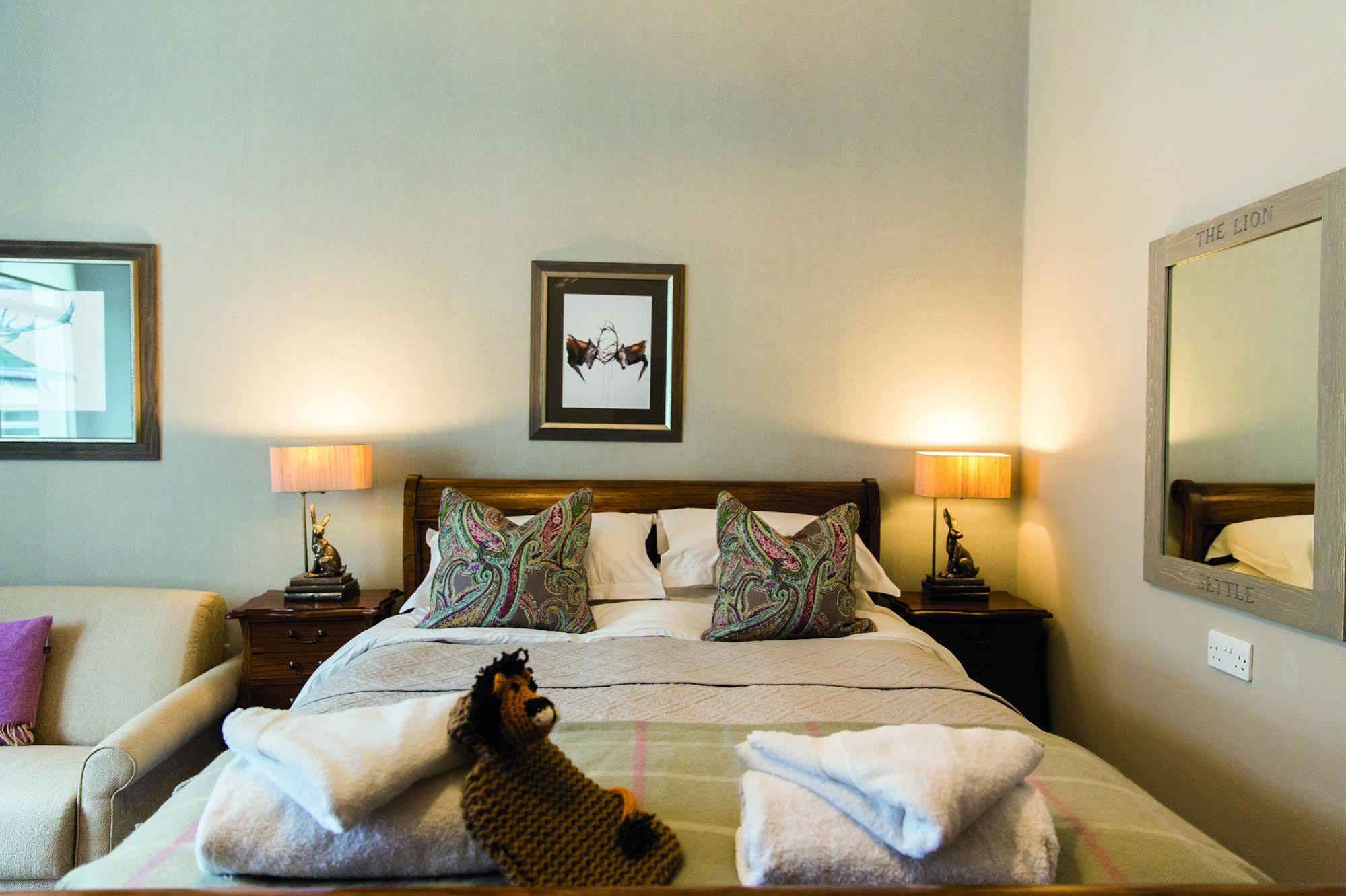 The Golden Lion At Settle Hotel Buitenkant foto
